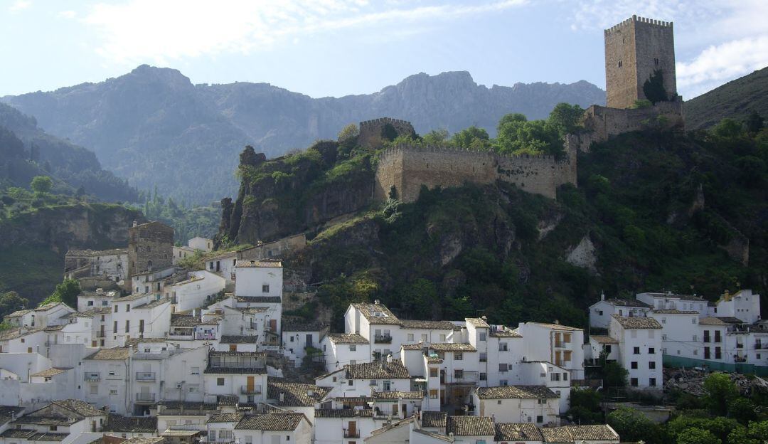 Vista de Cazorla con el castillo de la Yedra al fondo.