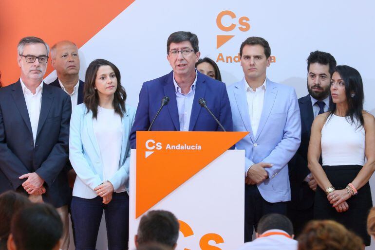 Juan Marín (Cs), flanqueado por Inés Arrimadas y Albert Rivera