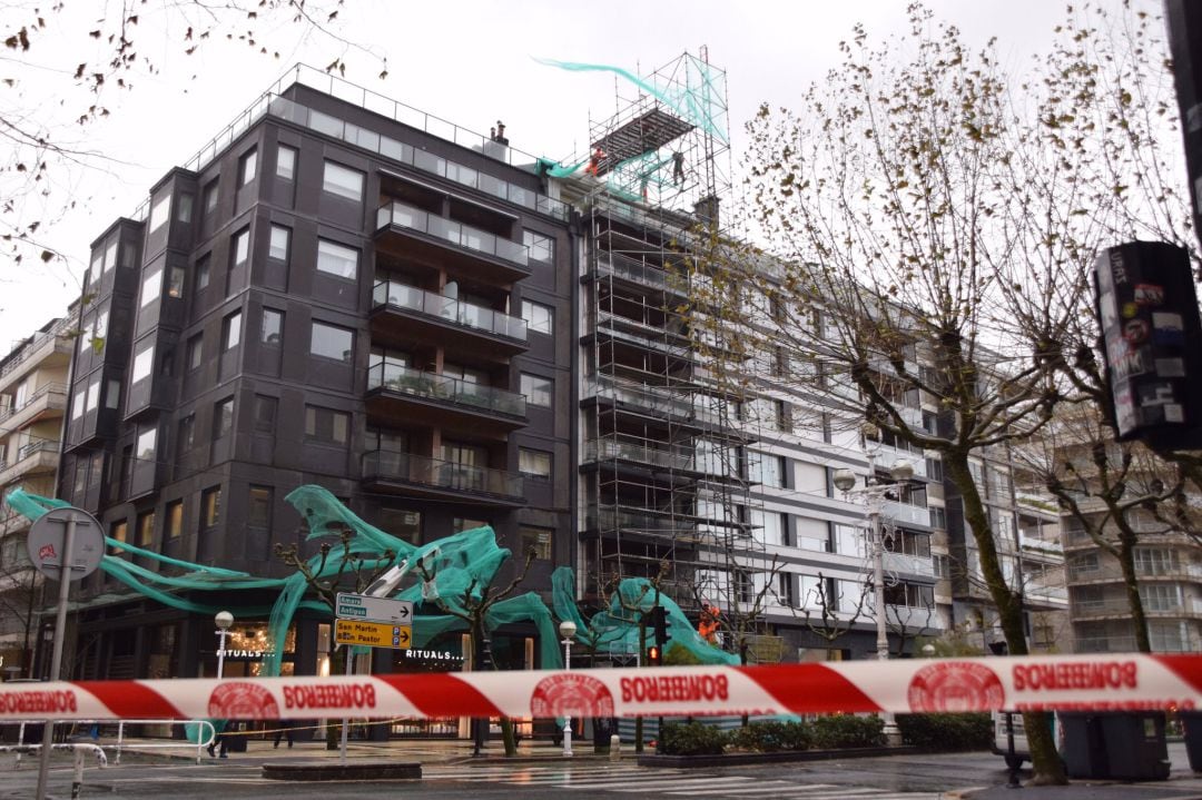 Desprendimiento de parte de un andamio en la Avenida de la Libertad