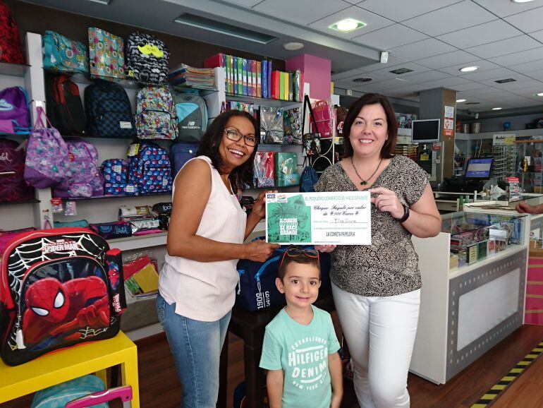 Elisa Girona recibe su cheque de La Cometa Papelería