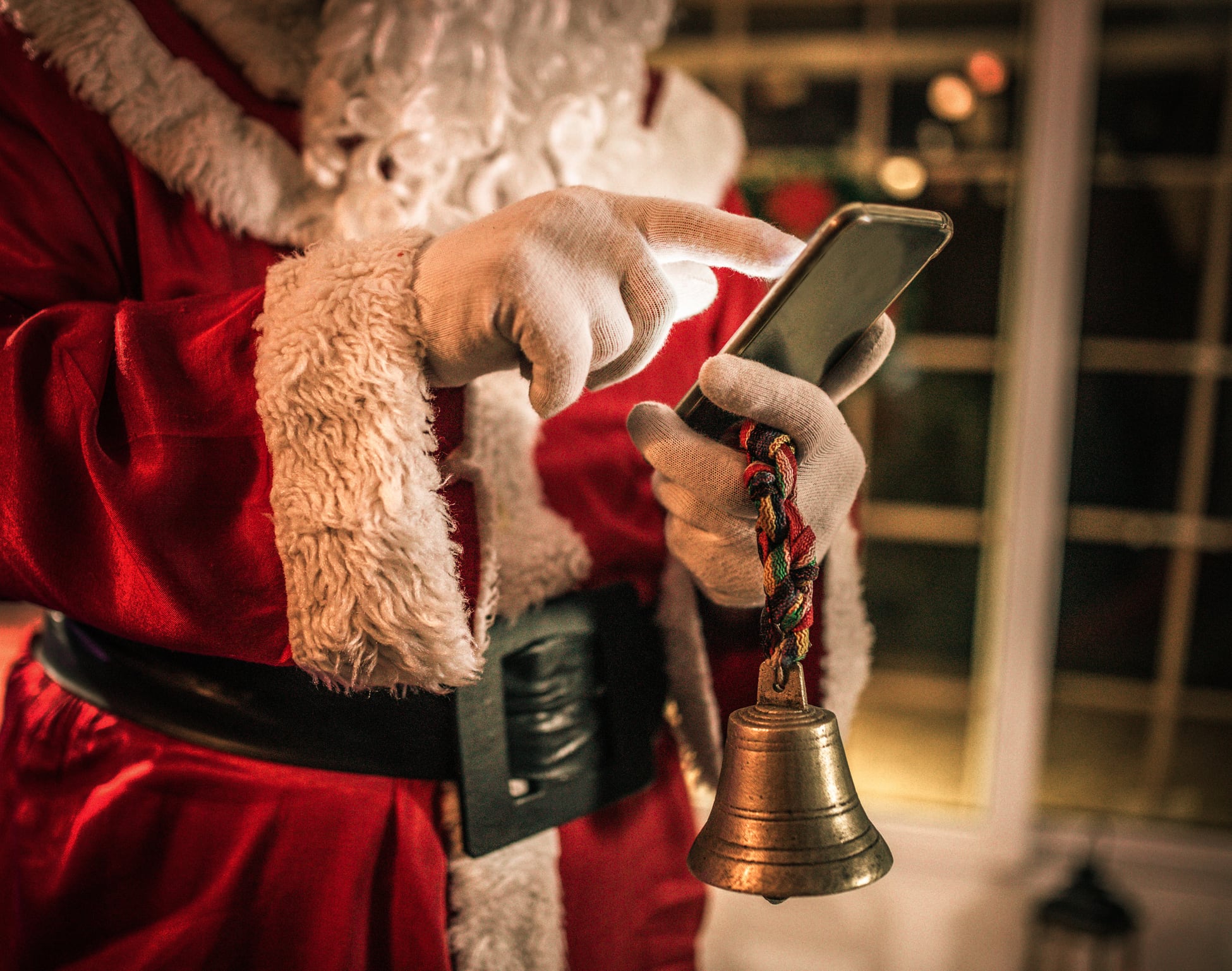 Papá Noel usando su teléfono móvil.