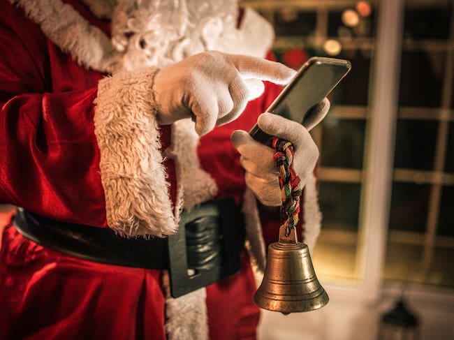 Papá Noel usando su teléfono móvil.