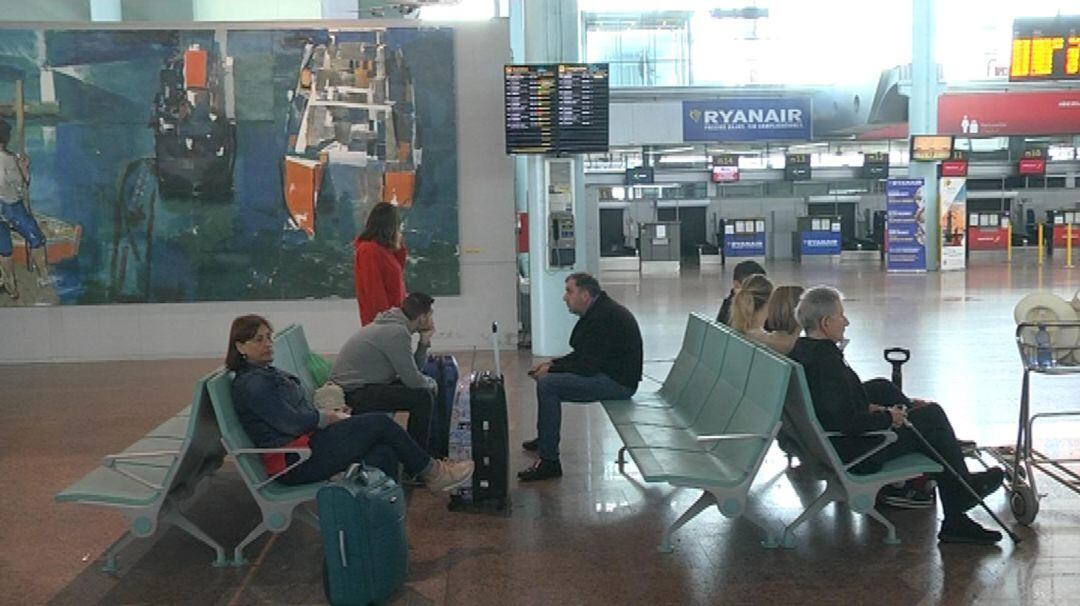 Pasajeros esperan en la terminal de Peinador 