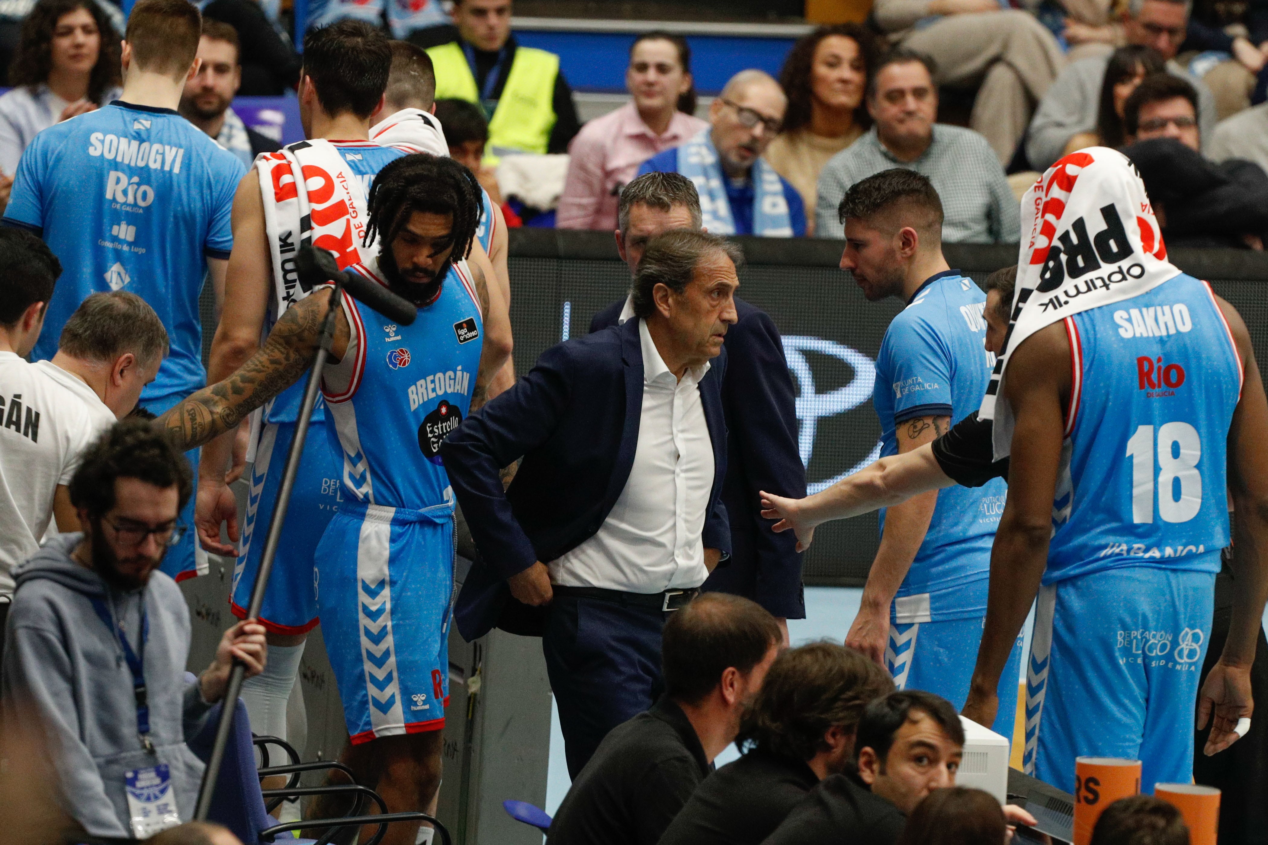 LUGO, 12/01/2025.- El entrenador del Río Breogán, Luis Casimiro (c), rodeado de sus jugadores en el derbi gallego de la ACB (Leyma Básquet Coruña vs. Río Breogán), este domingo en el Palacio de los Deportes de Lugo. EFE/ Eliseo Trigo
