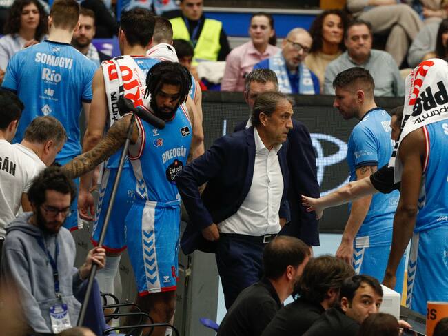 LUGO, 12/01/2025.- El entrenador del Río Breogán, Luis Casimiro (c), rodeado de sus jugadores en el derbi gallego de la ACB (Leyma Básquet Coruña vs. Río Breogán), este domingo en el Palacio de los Deportes de Lugo. EFE/ Eliseo Trigo