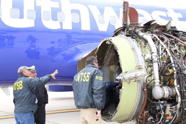 Investigadores examinan el daño a un motor del vuelo 1380 de Southwest Airlines al explotar en vuelo. La metralla que alcanzó al fuselaje rompiño una ventana obligó a un aterrizaje de emergencia. Una pasajera del avión murió.