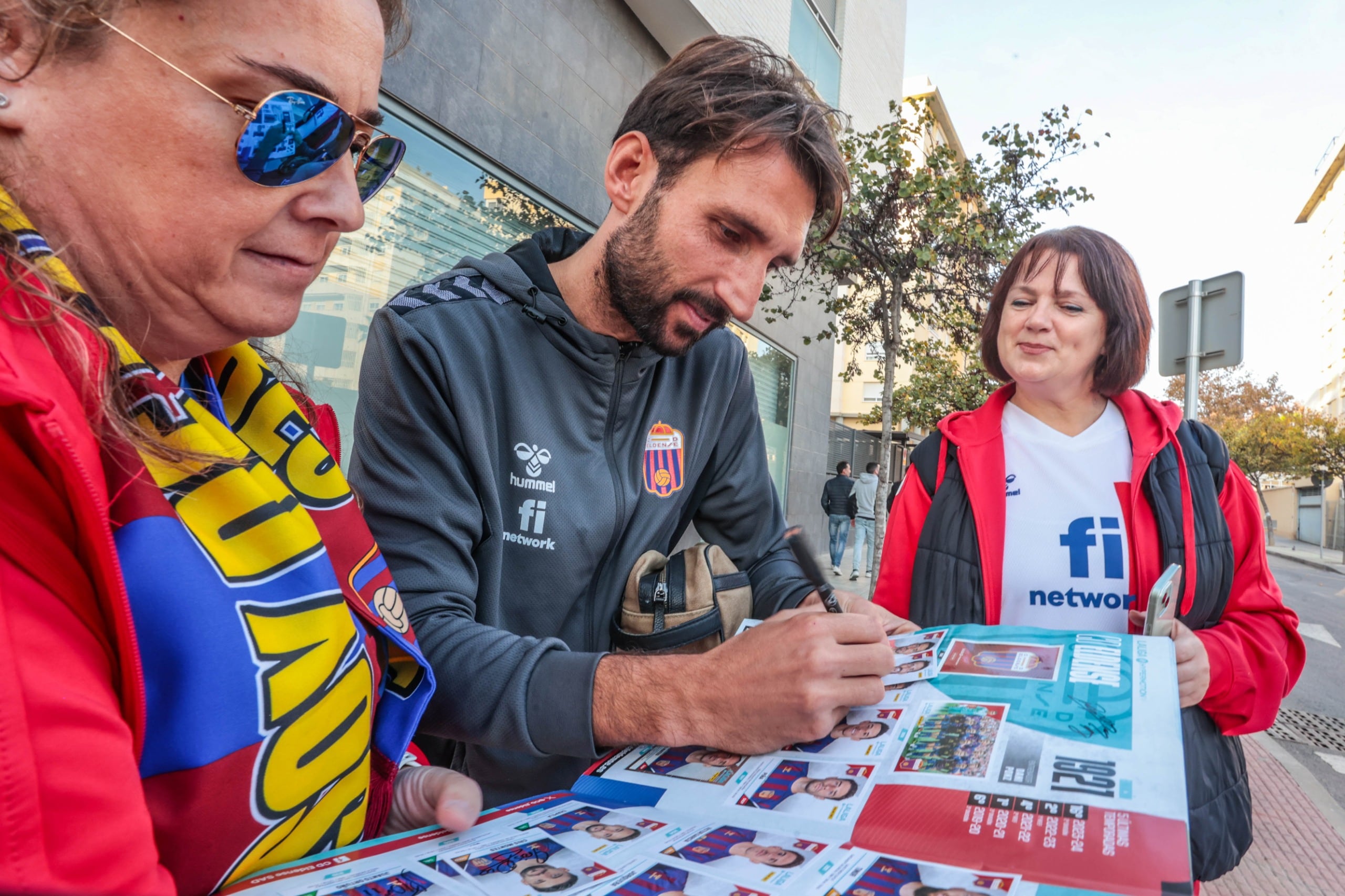 Alex Bernal firma su cromo en uno de los álbumes de Rosi García