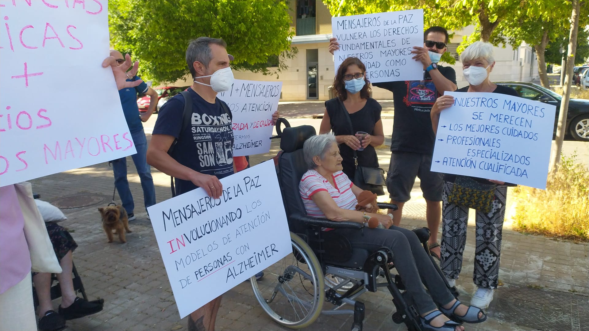 Protesta de las familias de la residencia Reina Sofía el pasado viernes 3 de junio para pedir que no siga Mensajeros de la Paz gestionando el centro.