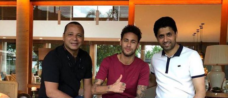 Neymar, entre su padre (izda.) y el propietario del PSG.