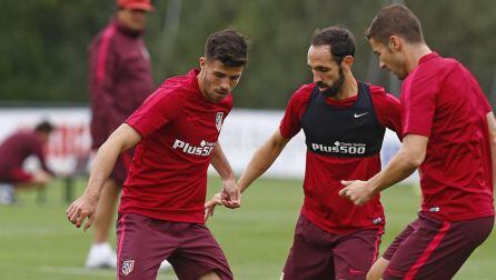 Hernández, en un entrenamiento del Atlético de Madrid junto a Juanfran y Gabi