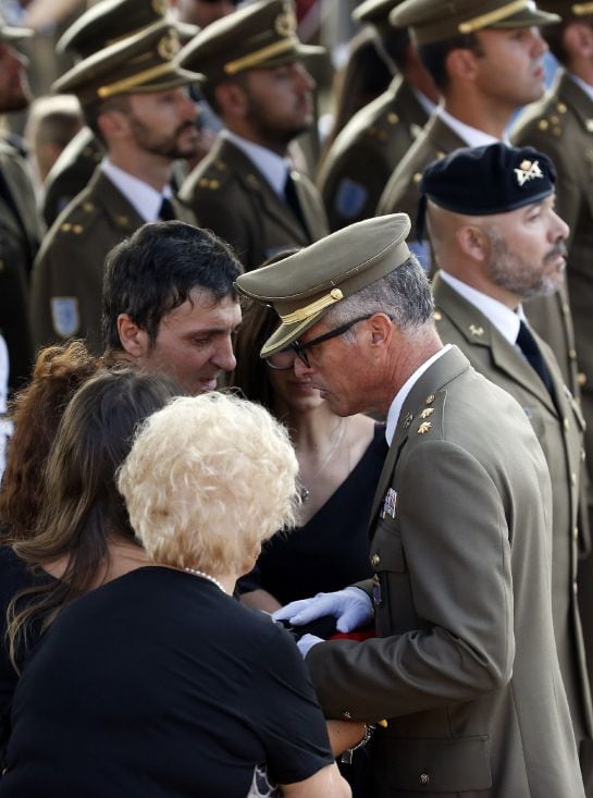 El jefe accidental del Regimiento, el teniente coronel José Antonio Sánchez de Lara, entrega la Cruz al Mérito Militar con distintivo amarillo, impuesta a título póstumo al soldado Aarón Vidal López, fallecido en Irak el pasado jueves en un accidente de t