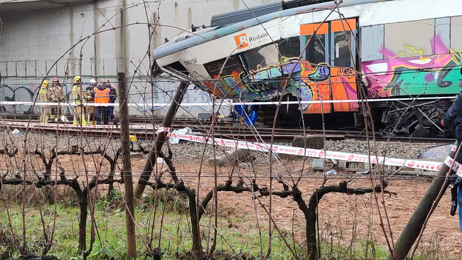 Estat del tren de Rodalies accidentat a Gelida
