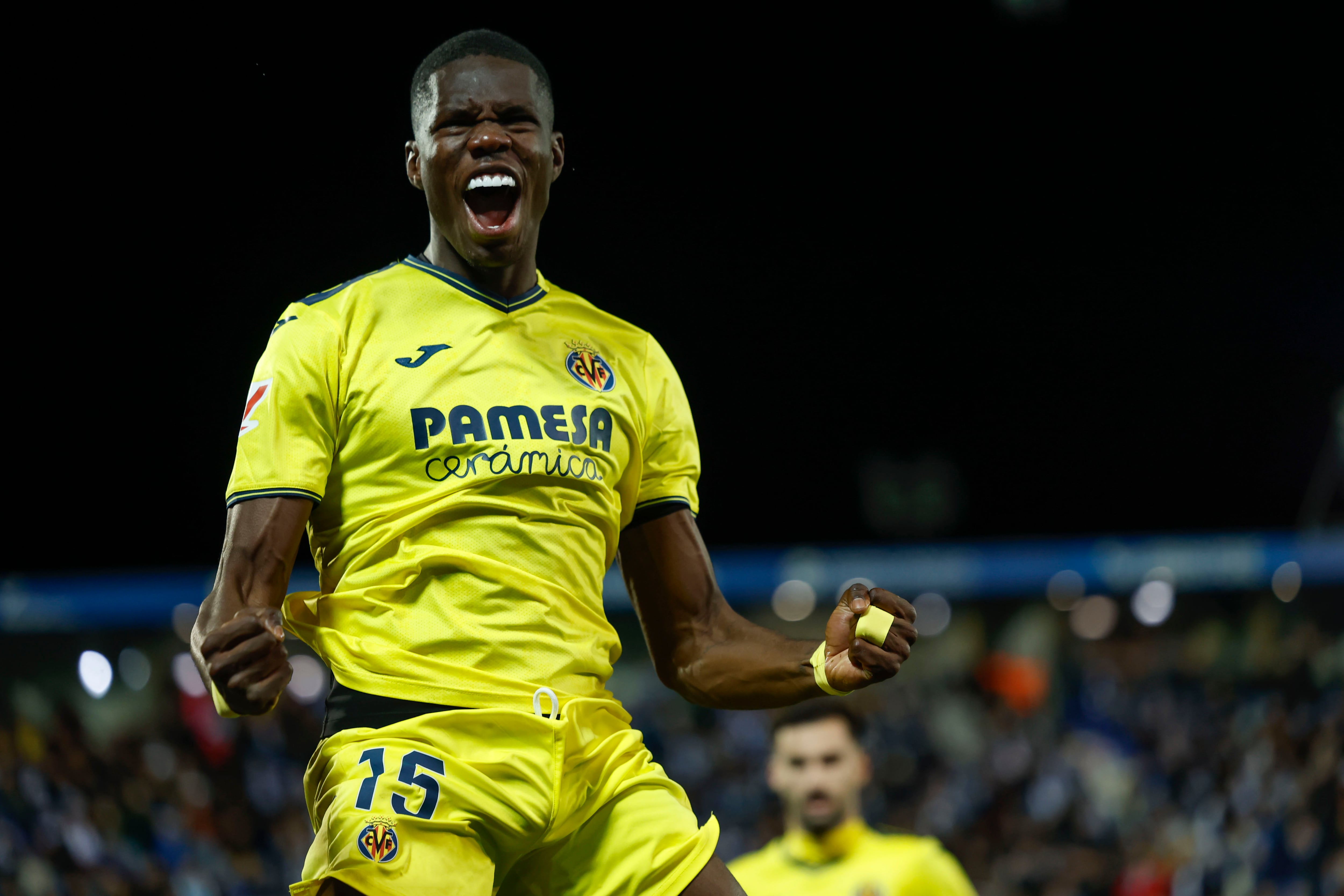 LEGANÉS (MADRID), 22/12/2024.- El delantero del Villarreal Thierno Barry celebra el tercer gol de su equipo durante el encuentro de la jornada 18 de LaLiga que CD Leganés y Villarreal CF disputan este domingo en el estadio de Butarque, en Leganés. EFE/Kiko Huesca
