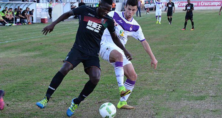 Dos jugadores del Real Jaén y del Granada B se disputan el balón durante el partido.