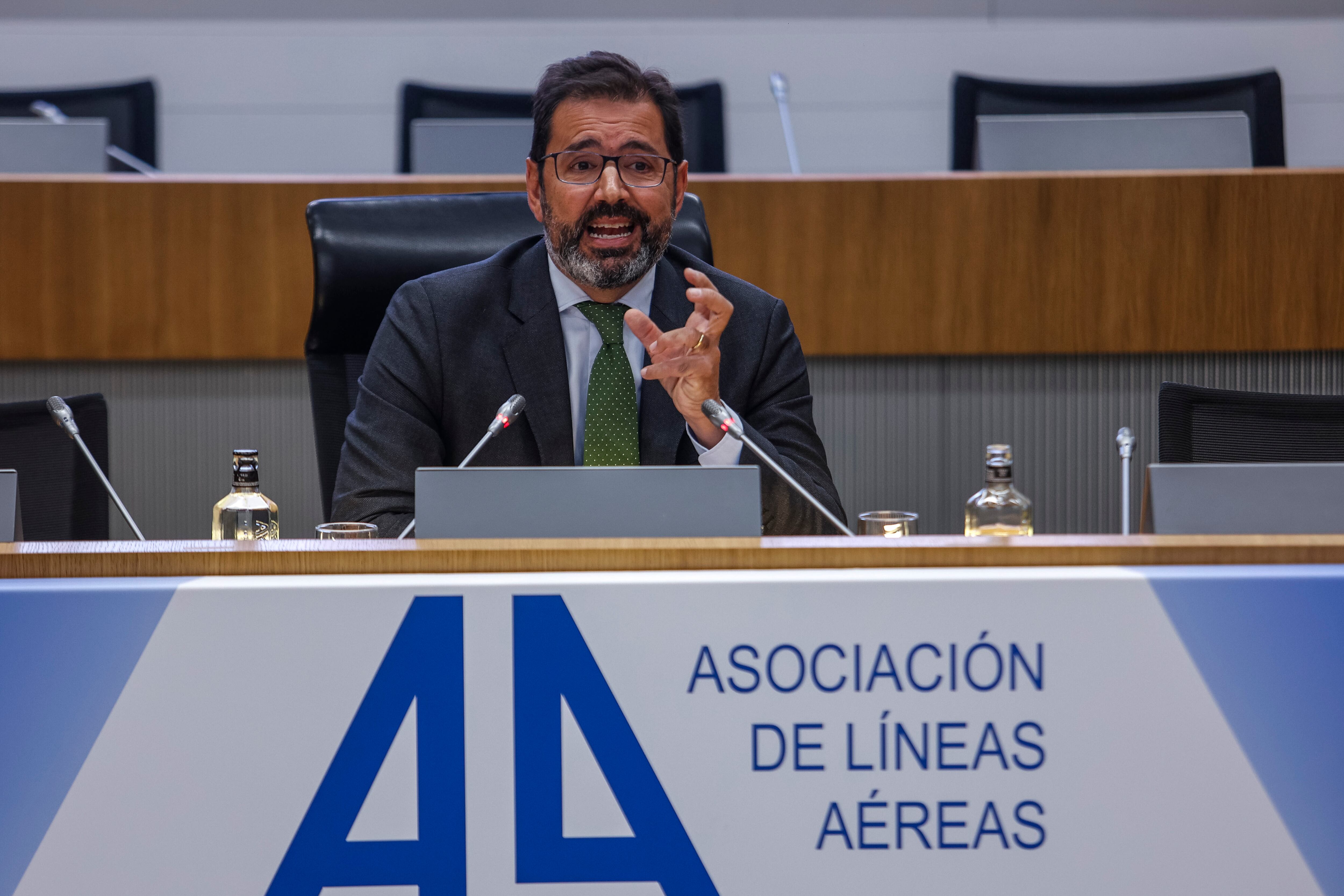 MADRID, 22/11/2022.- El presidente de la Asociación de Líneas Aéreas (ALA), Javier Gándara, hace balance de la situación del sector aéreo en una rueda de prensa, en la que también ha adelantado las perspectivas de la temporada de invierno, este martes en la sede de la CEOE, en Madrid. EFE/ Daniel Gonzalez
