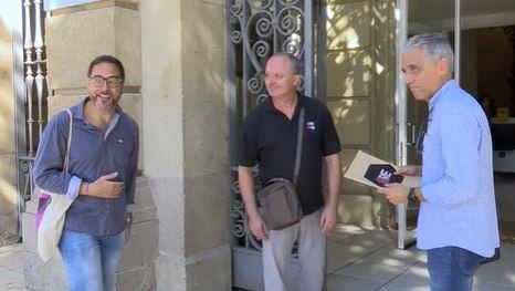 Representantes del colectivo REvolucionemNos, entrando a entregar las firmas recogidas para no devolver las pinturas de Sijena