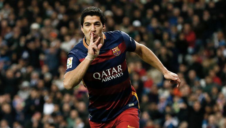 Luis Suárez celebrando su segundo gol del partido, cuarto del Barcelona