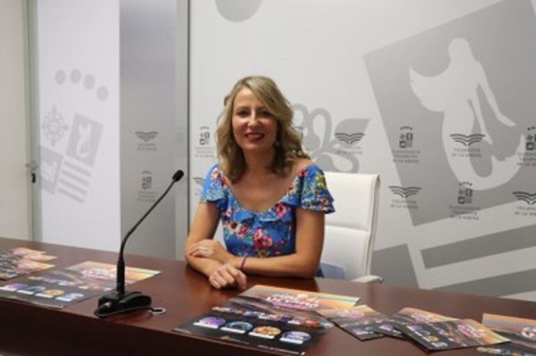 La concejala Mónica Calurano presentando el cine de verano