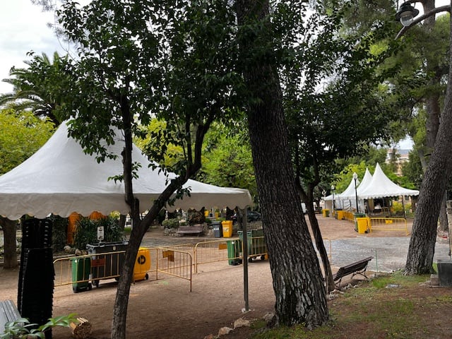 Montaje de carpas en la Glorieta