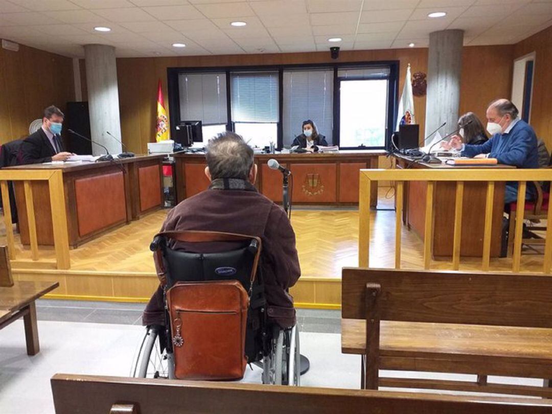 El acusado en silla de ruedas durante el juicio