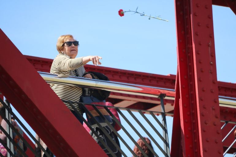 Una dona llençant un clavell al riu des del Pont Roig de Tortosa en l&#039;homenatge a les víctimes de la Guerra Civil. 