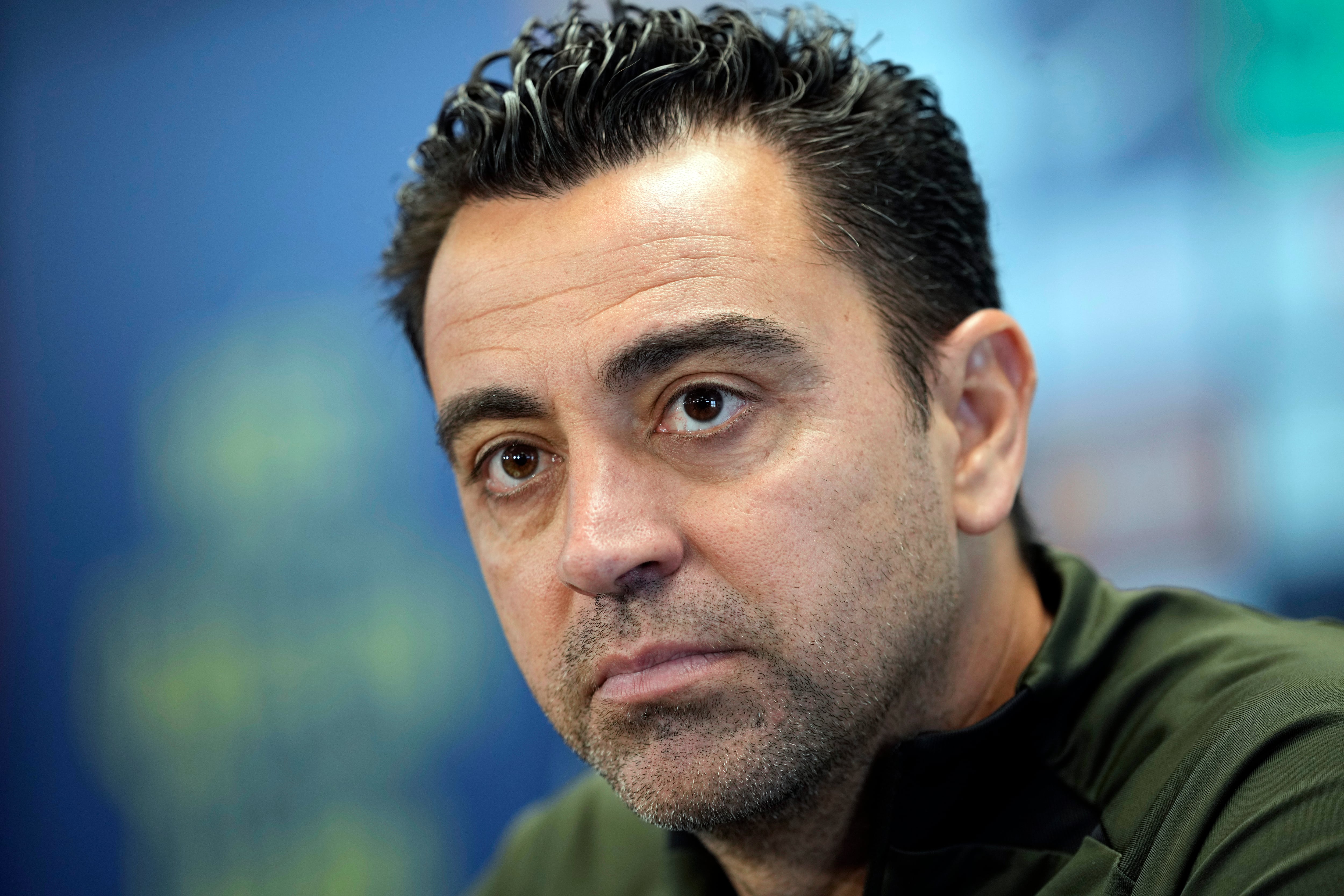 El entrenador del FC Barcelona, Xavi Hernández, durante la rueda de prensa que ha ofrecido tras el entrenamiento que el equipo azulgrana ha realizado este viernes en la ciudad deportiva Joan Gamper. EFE/Alejandro García