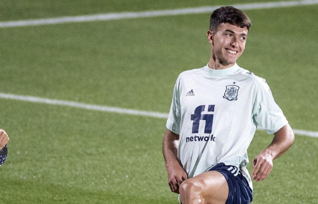 Martín Zubimendi estira en Las Rozas antes de jugar contra Lituania con la selección