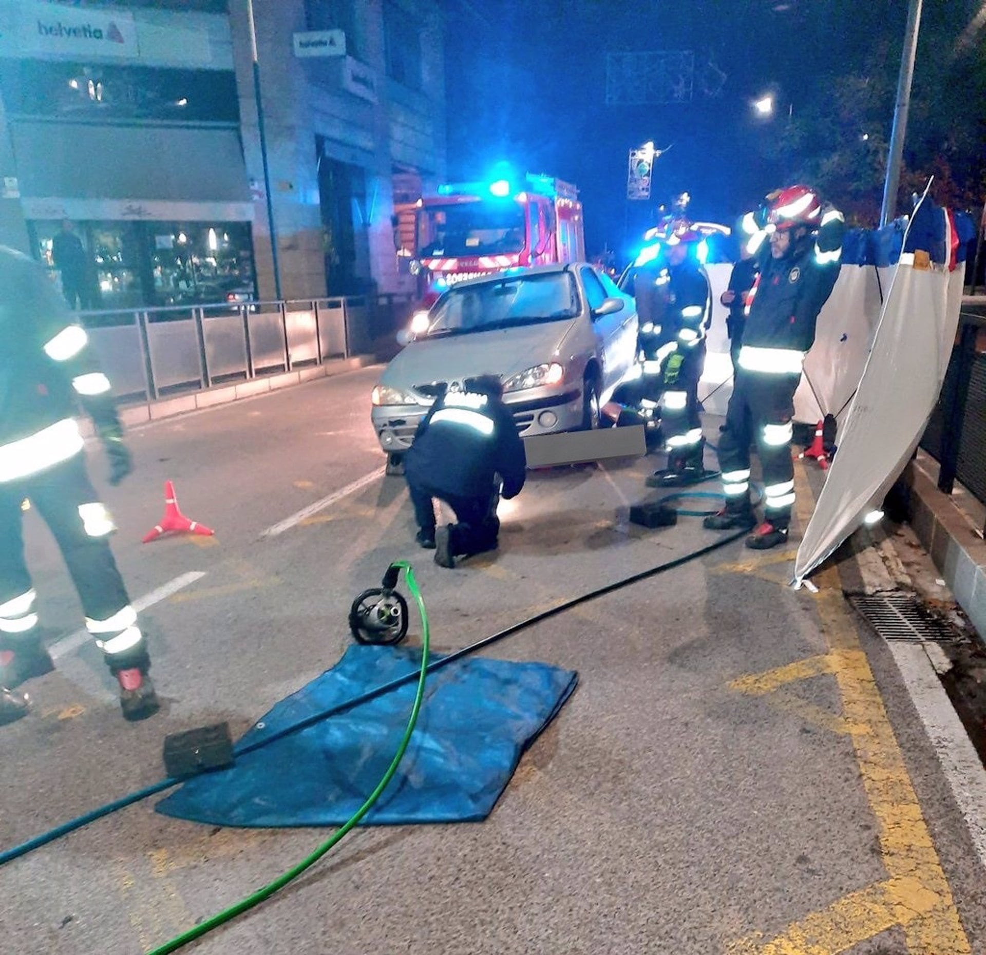 23/12/2022 Escena del atropello en Ciudad Expo.

La Policía Local de Mairena del Aljarafe, la Guardia Civil y los bomberos de la Mancomunidad para el Fomento y el Desarrollo del Aljarafe han sido movilizados la madrugada de este viernes a cuenta del atropello de una anciana en Ciudad Expo. Tras ser constatada la muerte de esta persona, la conductora del vehículo involucrado en los hechos habría manifestado que la visibilidad era escasa a cuenta de la niebla y que la mujer estaba ya tendida en el suelo cuando la arrolló con su coche.

POLITICA 
BOMBEROS DEL ALJARAFE
