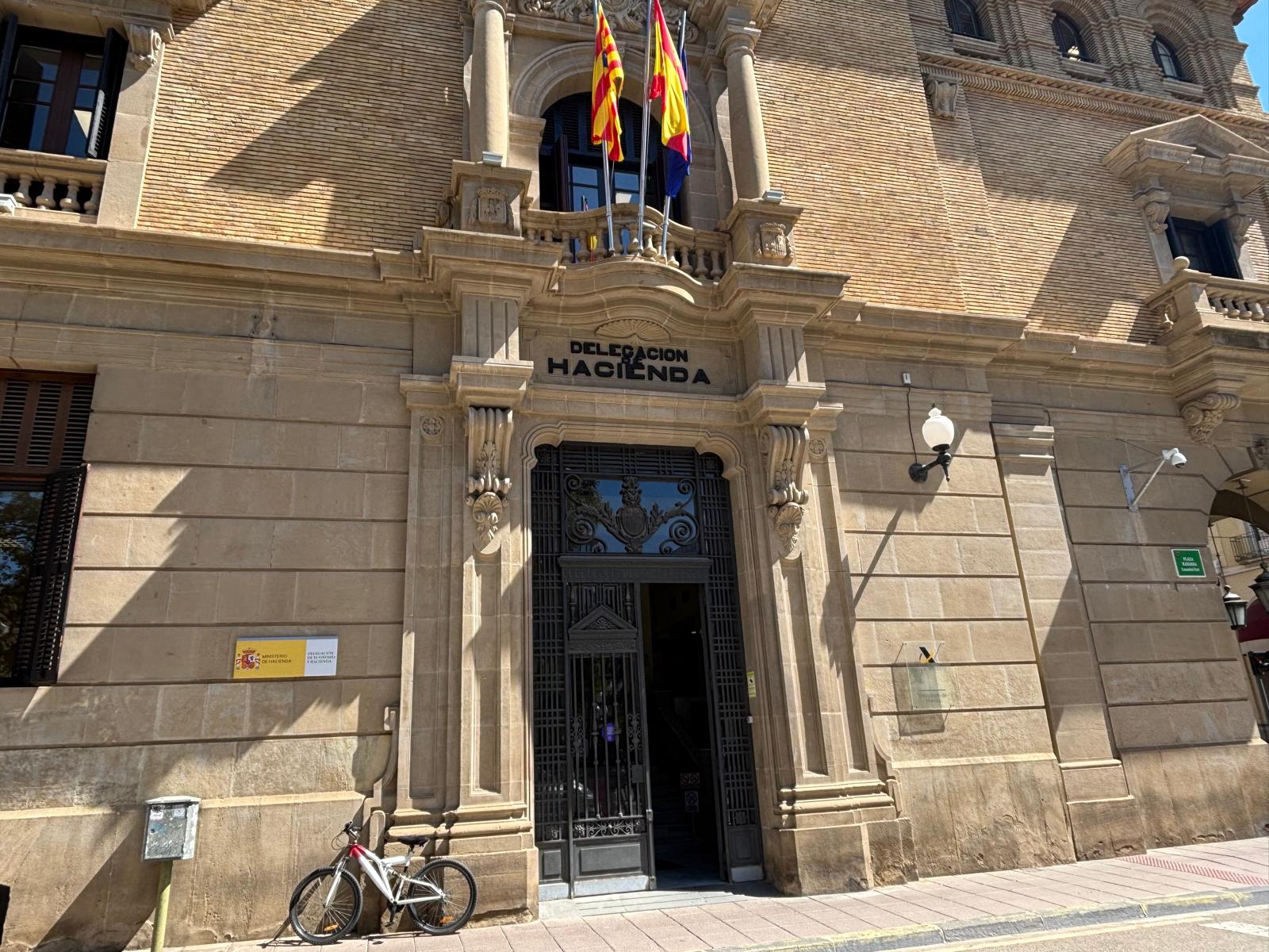 Fachada de la Delegación de Hacienda, sede de la Agencia Tributaria en Huesca