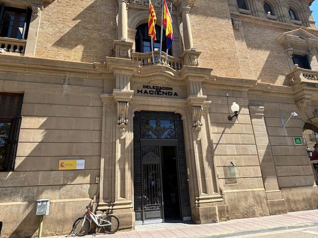 Fachada de la Delegación de Hacienda, sede de la Agencia Tributaria en Huesca