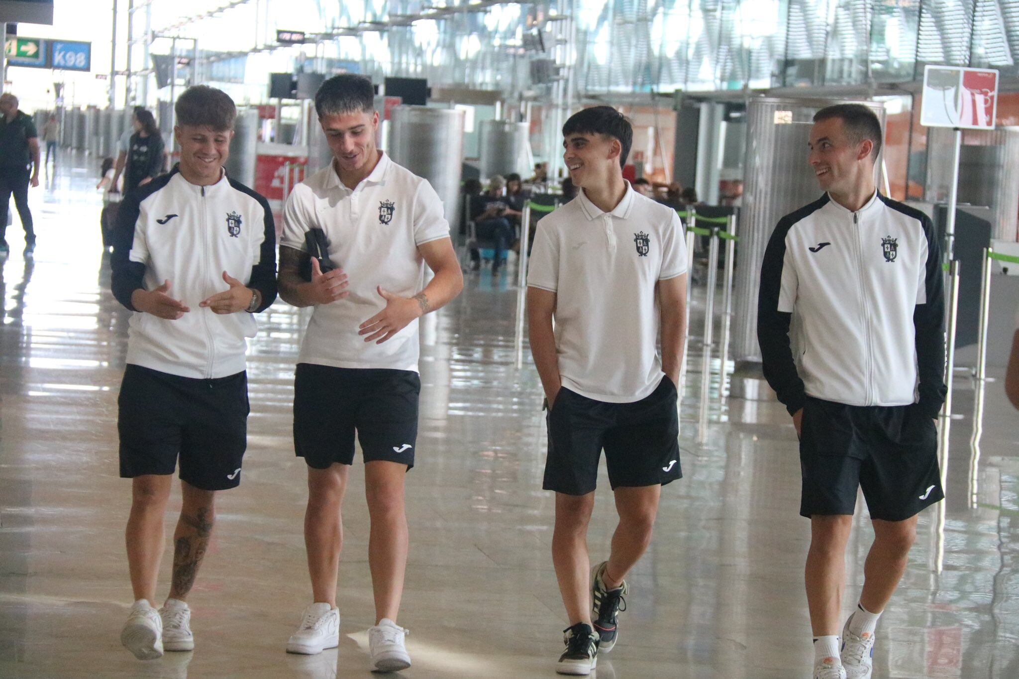 Futbolistas del CD Illescas en el aeropuerto