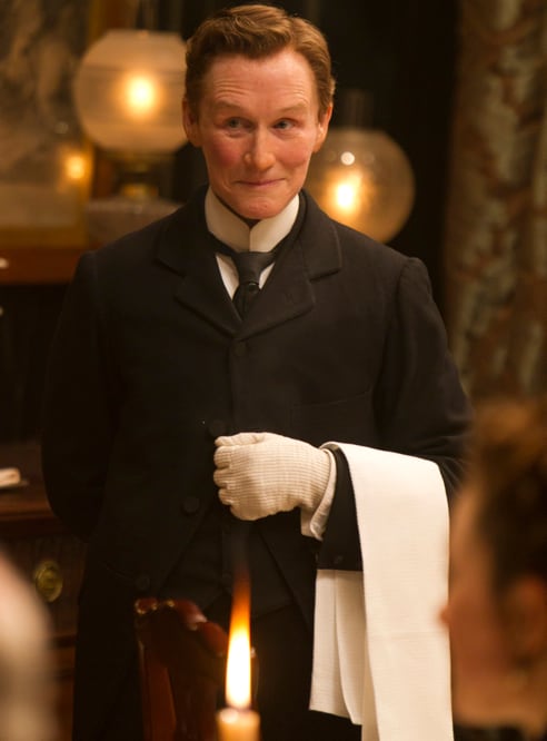 La actriz Glenn Close sonríe, caracterizada como el mayordomo &#039;Albert Nobbs&#039;