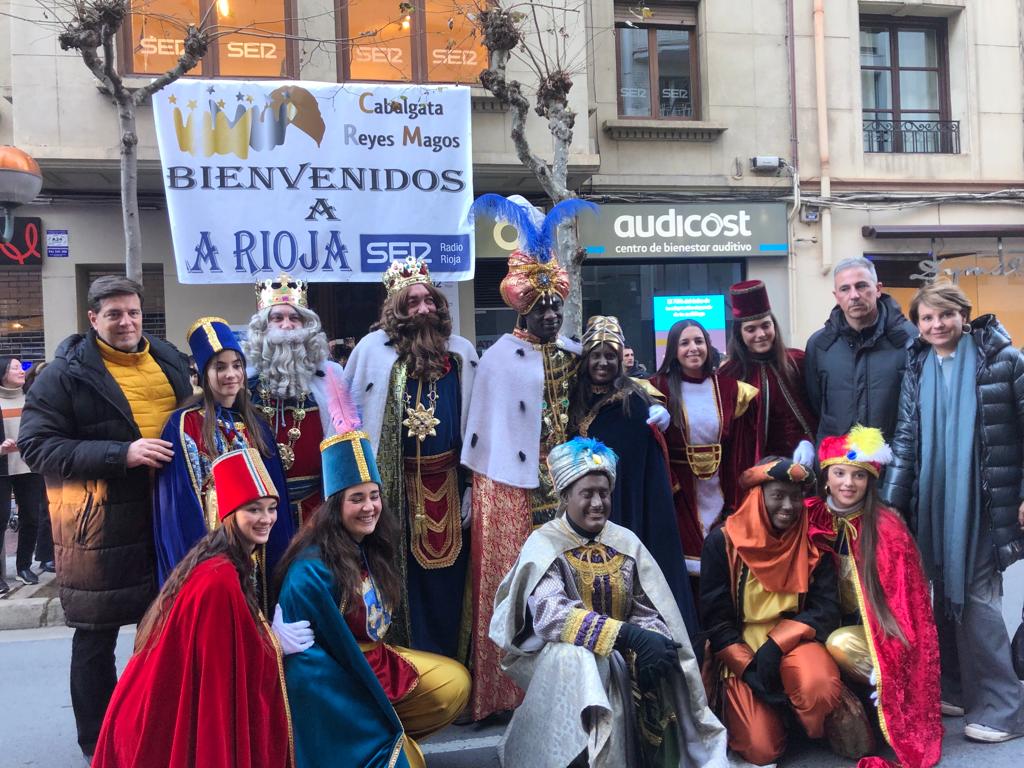 Foto de familia de los Reyes Magos en la Cadena SER de La Rioja con el equipo organizador de la cabalgata de Logroño