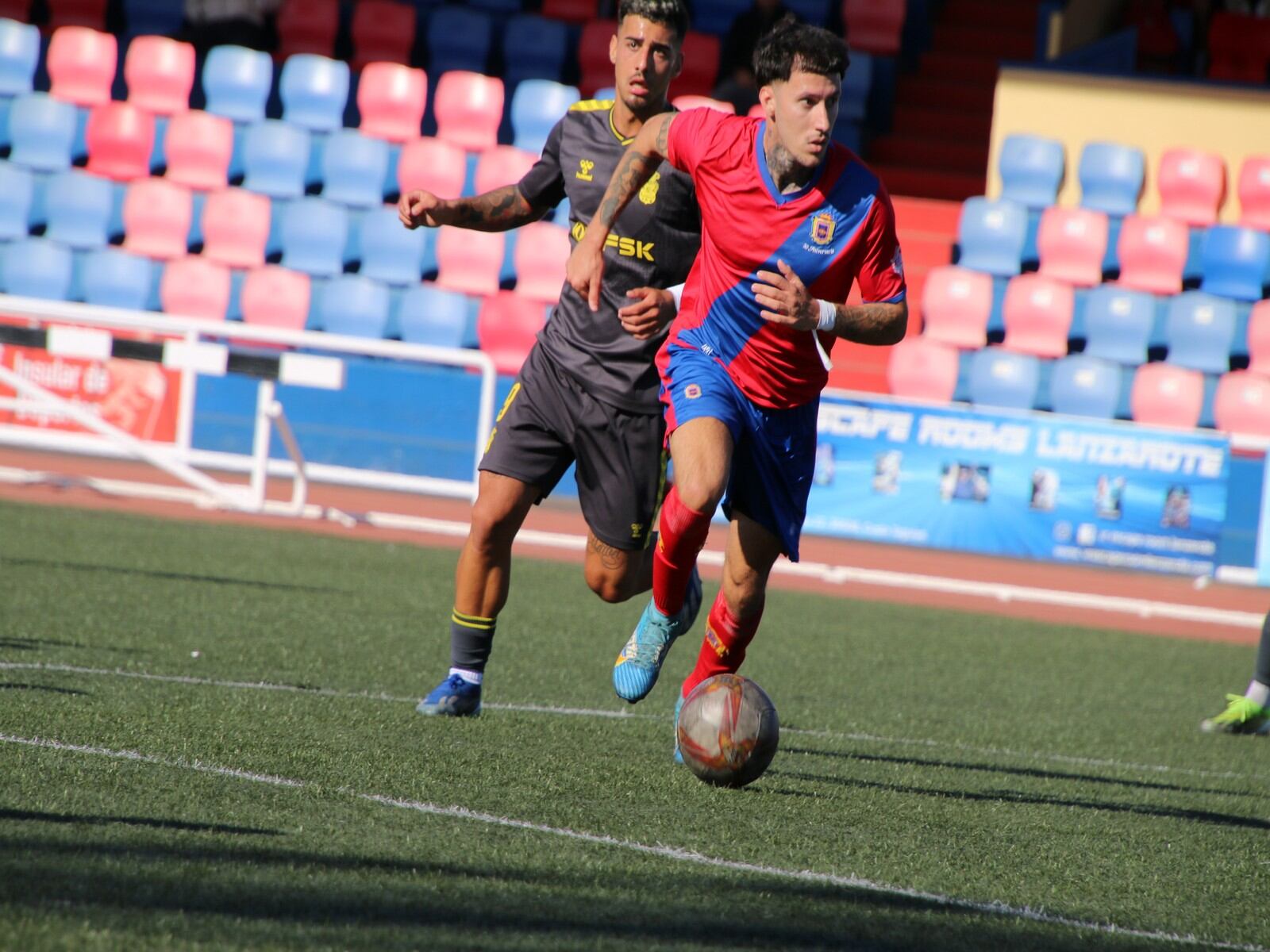 Una de las jugadas del UD Lanzarote B - UD Las Palmas Atlético.