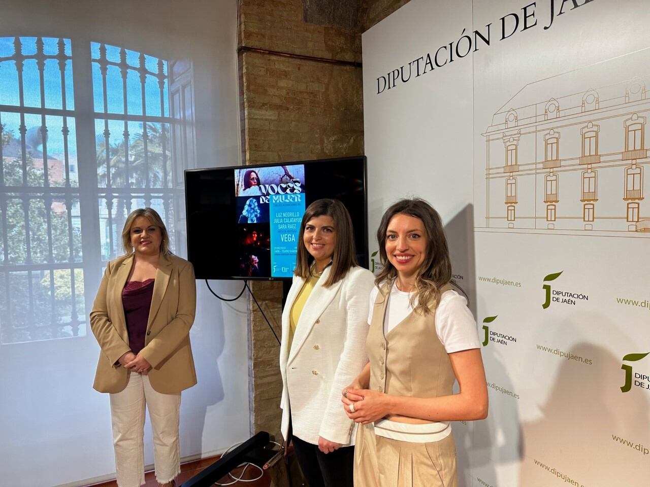 Rocío Zamora, Julia Calatayud y Sara Ráez durante la presentación de 'Voces de Mujer'.