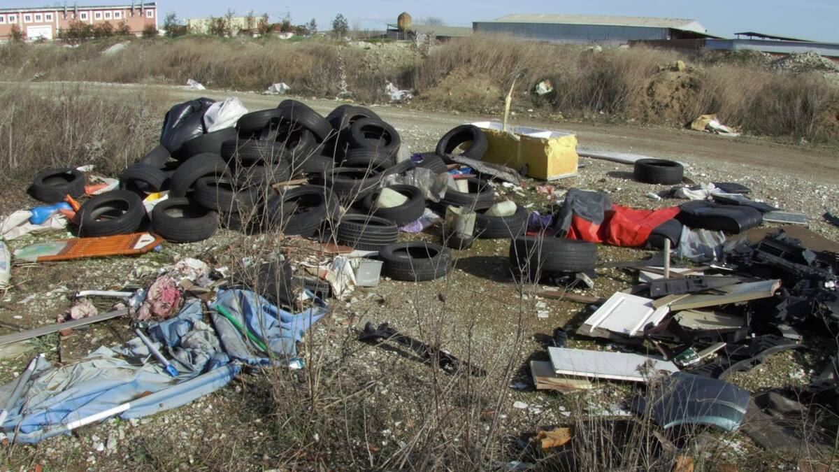 Espartal- Ecologistas en Acción Valdemoro denuncia ante el Seprona cuatro grandes vertidos de neumáticos