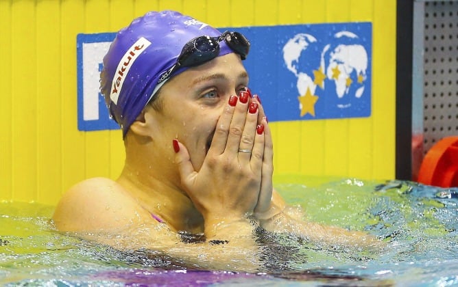 Mireia Belmonte, instantes después de acabar la prueba, emocionada tras conocer la noticia del nuevo récord de piscina corta.