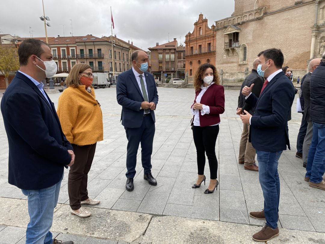 El presidente de la Diputación de Segovia junto con el alcalde de Cuéllar, Sanchonuño y la representante de Vallelado