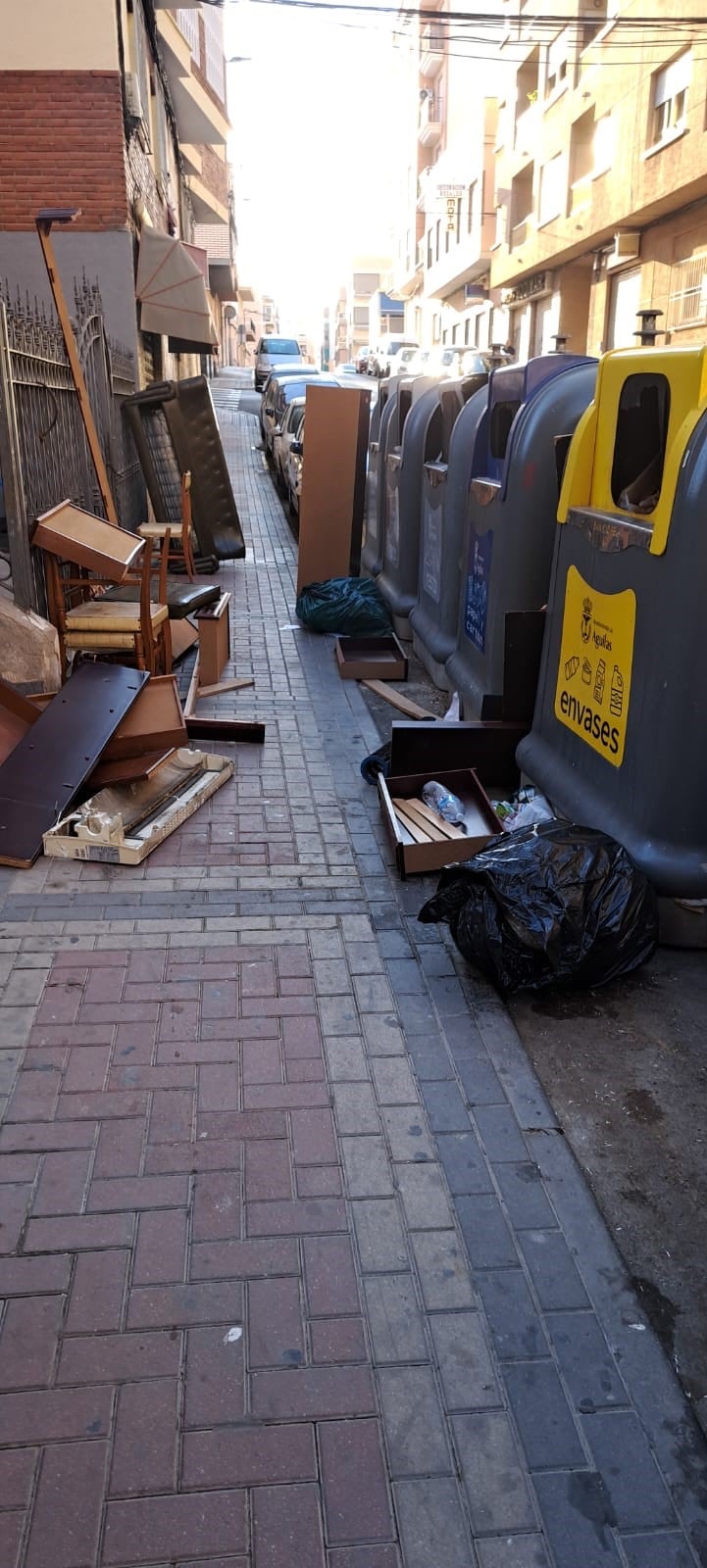 Muebles junto a los contenedores en Águilas