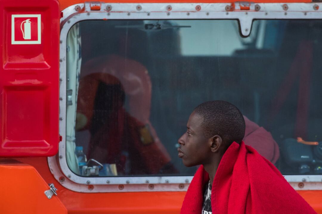 Un migrante rescatado en el Atlántico es fotografiado después de llegar a bordo de una embarcación de Salvamento Marítimo al puerto de Arguineguín, en Gran Canaria, el cinco de enero