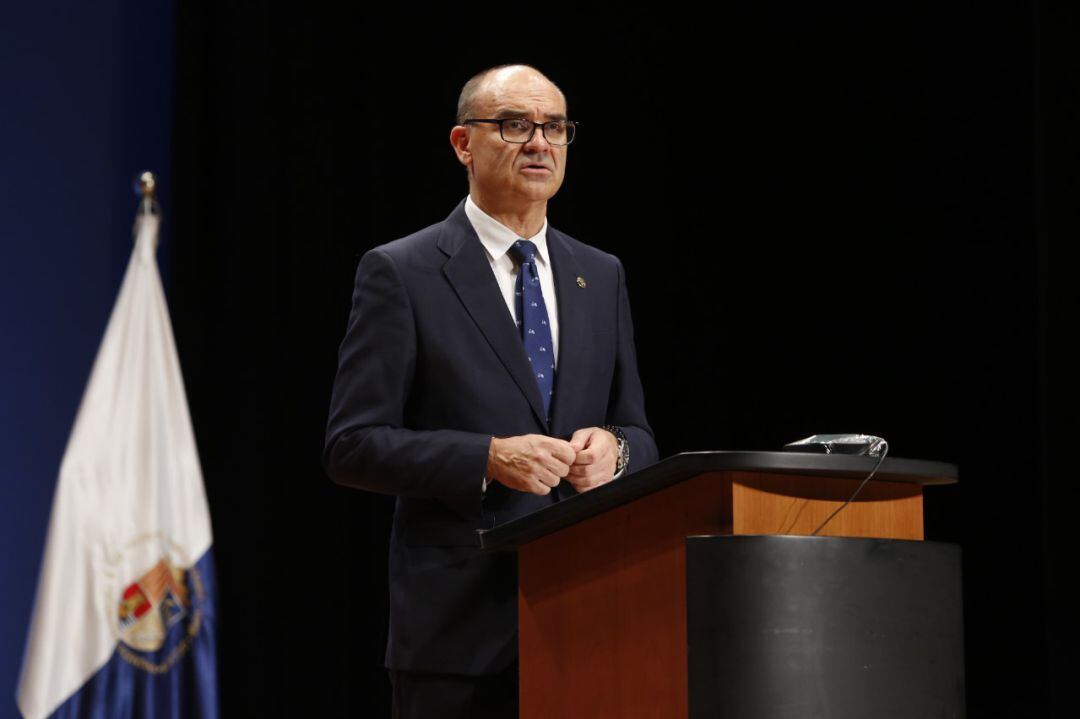 El rector de la UA, Manuel Palomar, en la &quot;atípica&quot; clausura del curso académico que ha tenido lugar este jueves.