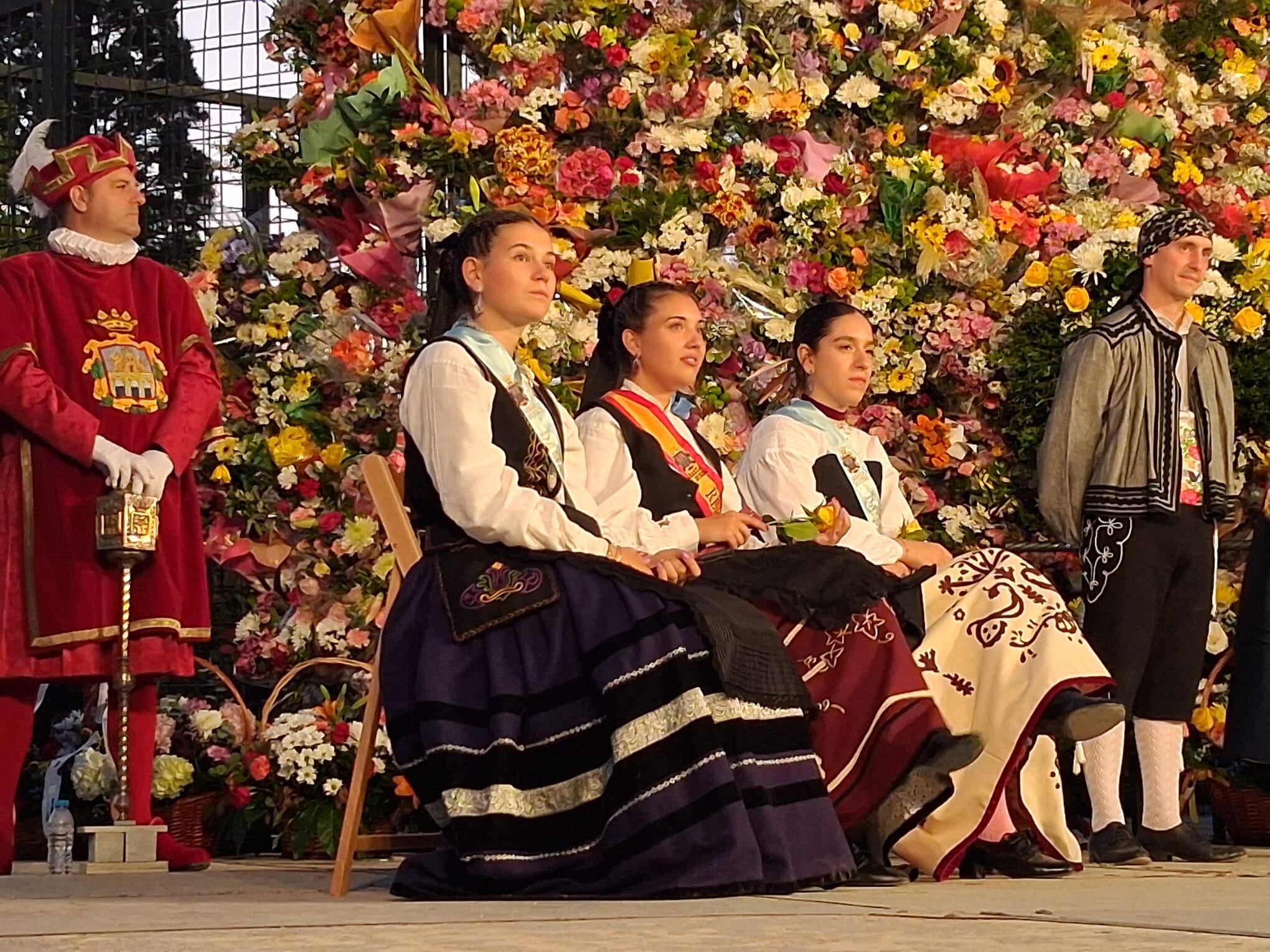 Reina y Damas de las fiestas de Aranda 2025 en la Ofrenda de Flores a la Virgen de las Viñas