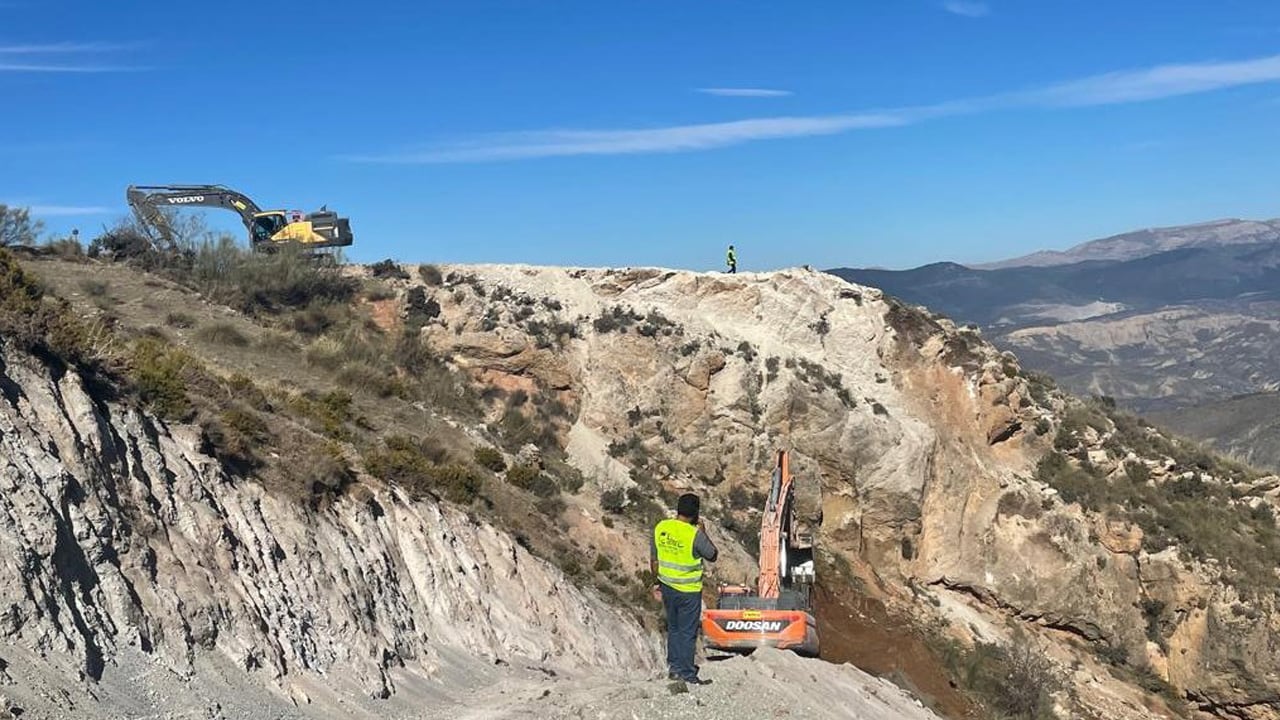 Trabajos de consolidación de la ladera que causó desprendimientos en la carretera de acceso a Sierra Nevada (Granada). Archivo.