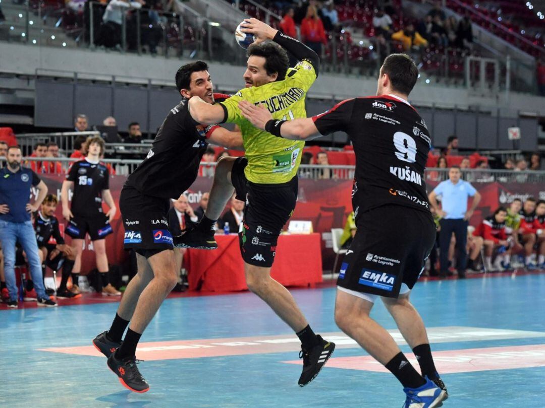 Erwin Feutchmann intenta un lanzamiento a puerta