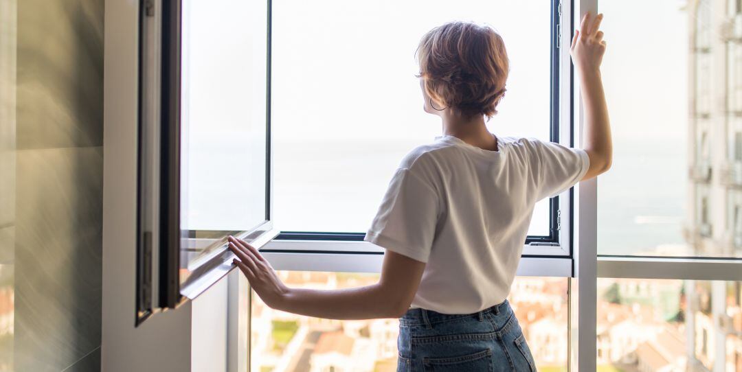 Educación recomienda mantener ventanas y puertas abiertas en los centros como única medida para ventilar las aulas