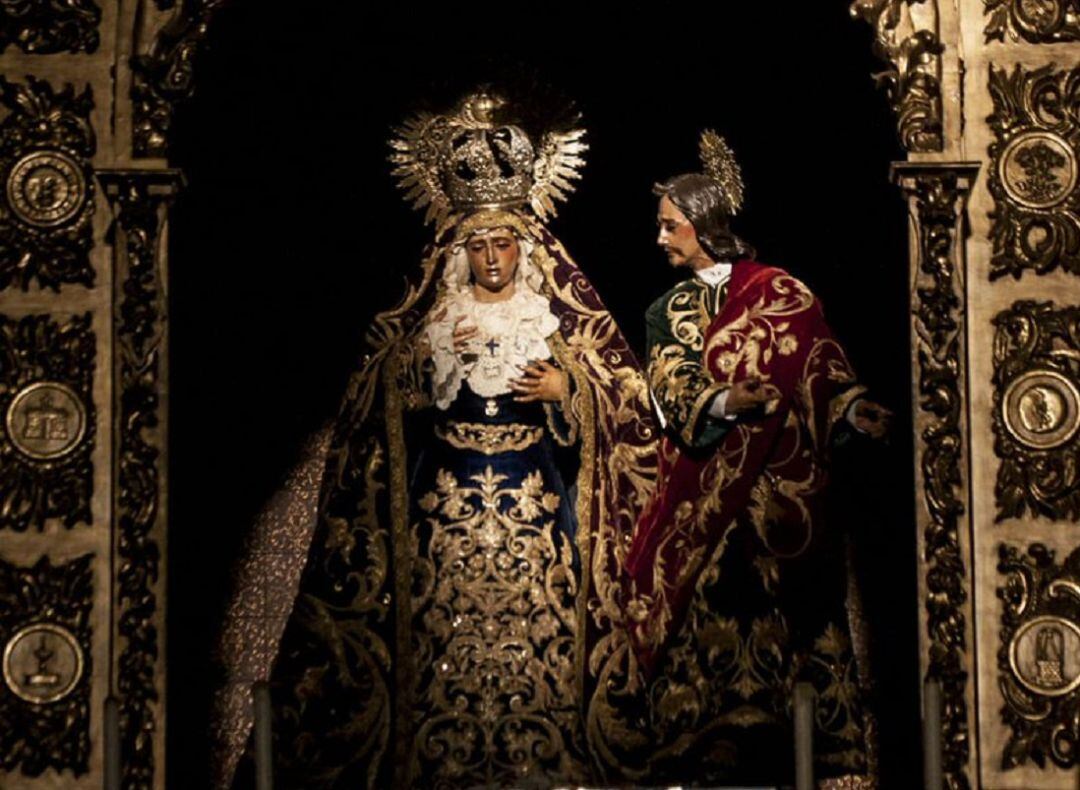 La Virgen de la Amargura y san Juan Evangelista en el interior de San Juan de la Palma