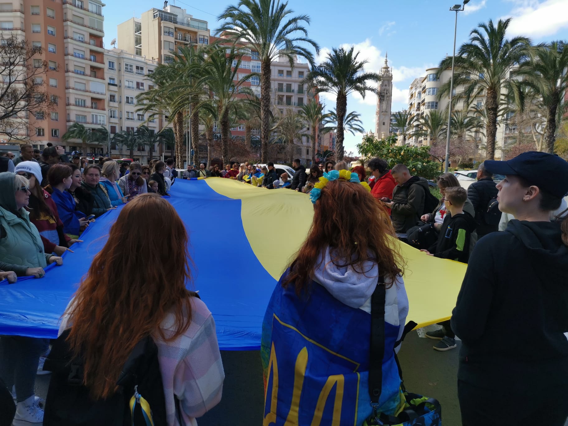 Bandera de Ucrania gigante desplegada este sábado en la marcha solidaria. Foto: Daniel Rodríguez