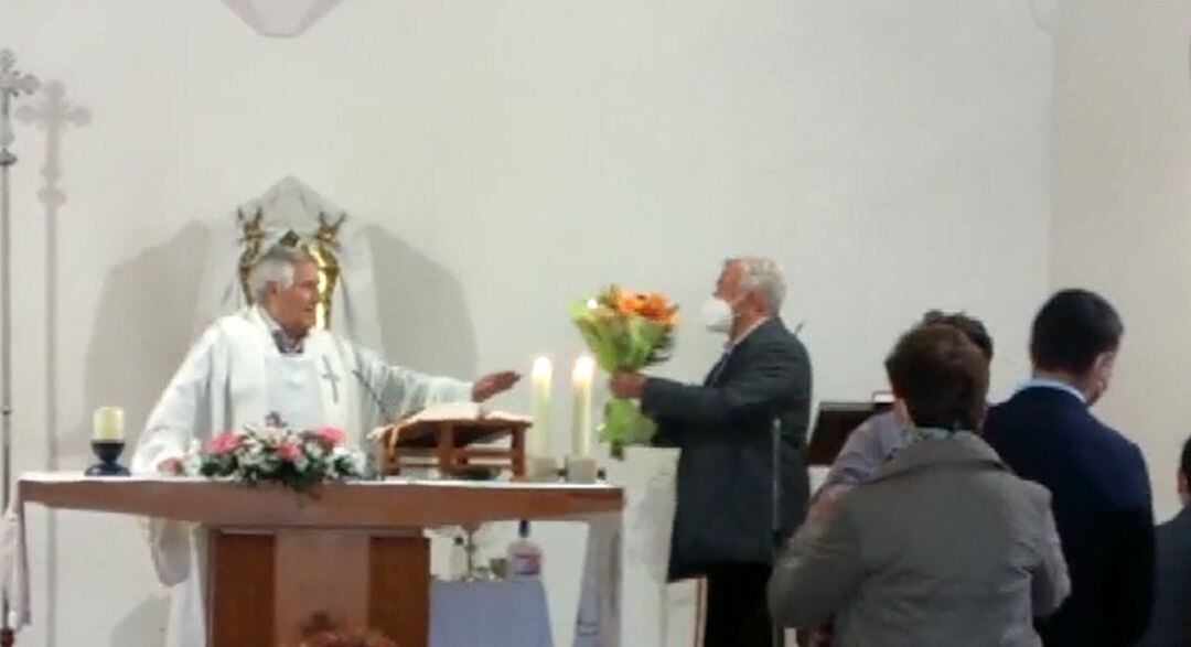 Homenaje al sacerdote Antonio Navarro en Benirredrà 