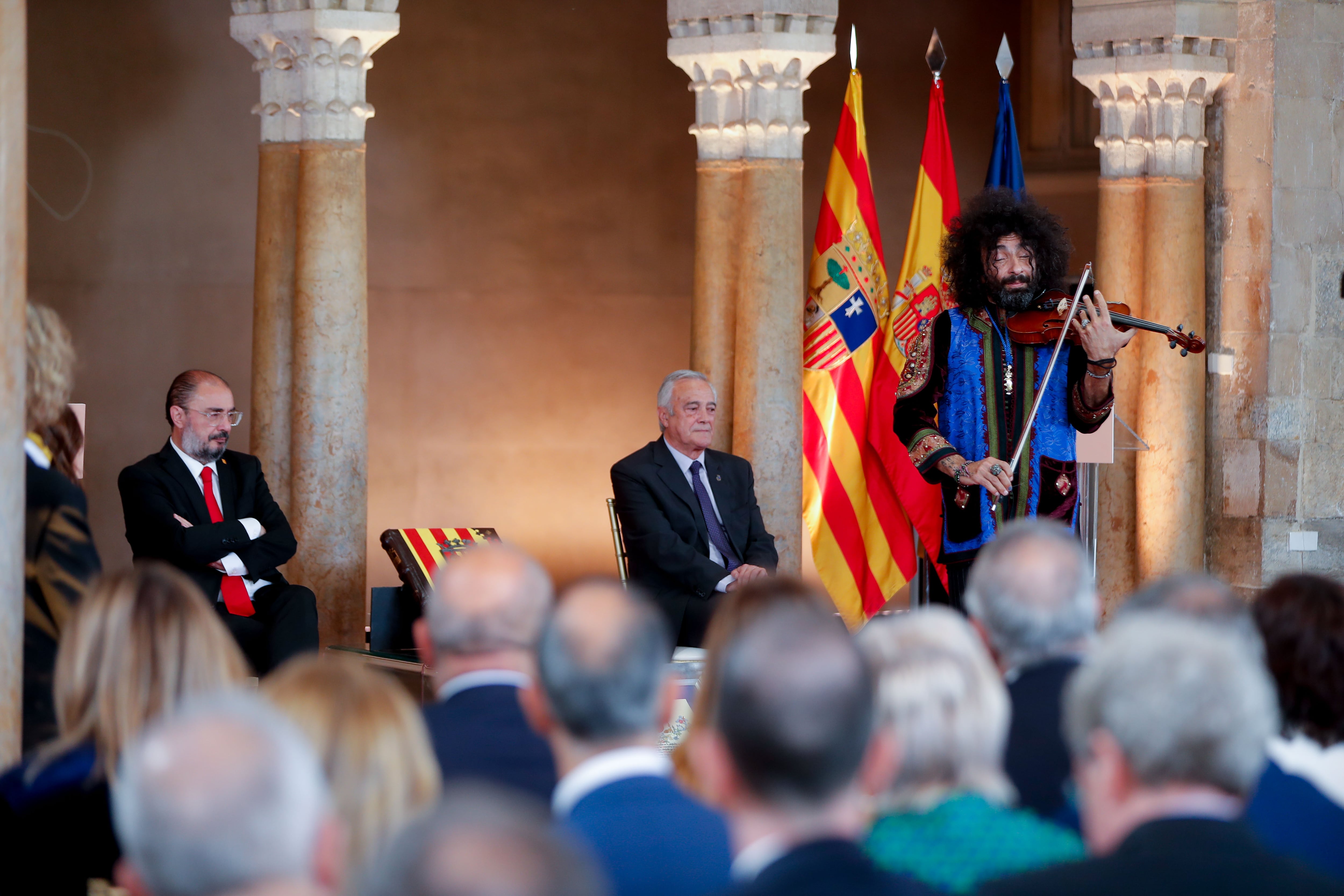 ZARAGOZA, 23/04/2023.- El violinista libanés Ara Malikian (d) toca el violín junto al presidente de las Cortes de Aragon, Javier Sada Beltrán (c) y el presidente de Aragón, Javier Lambán (i) tras recibir la medalla de las Cortes de Aragón con motivo del Día de Aragón este domingo. EFE/ Javier Cebollada
