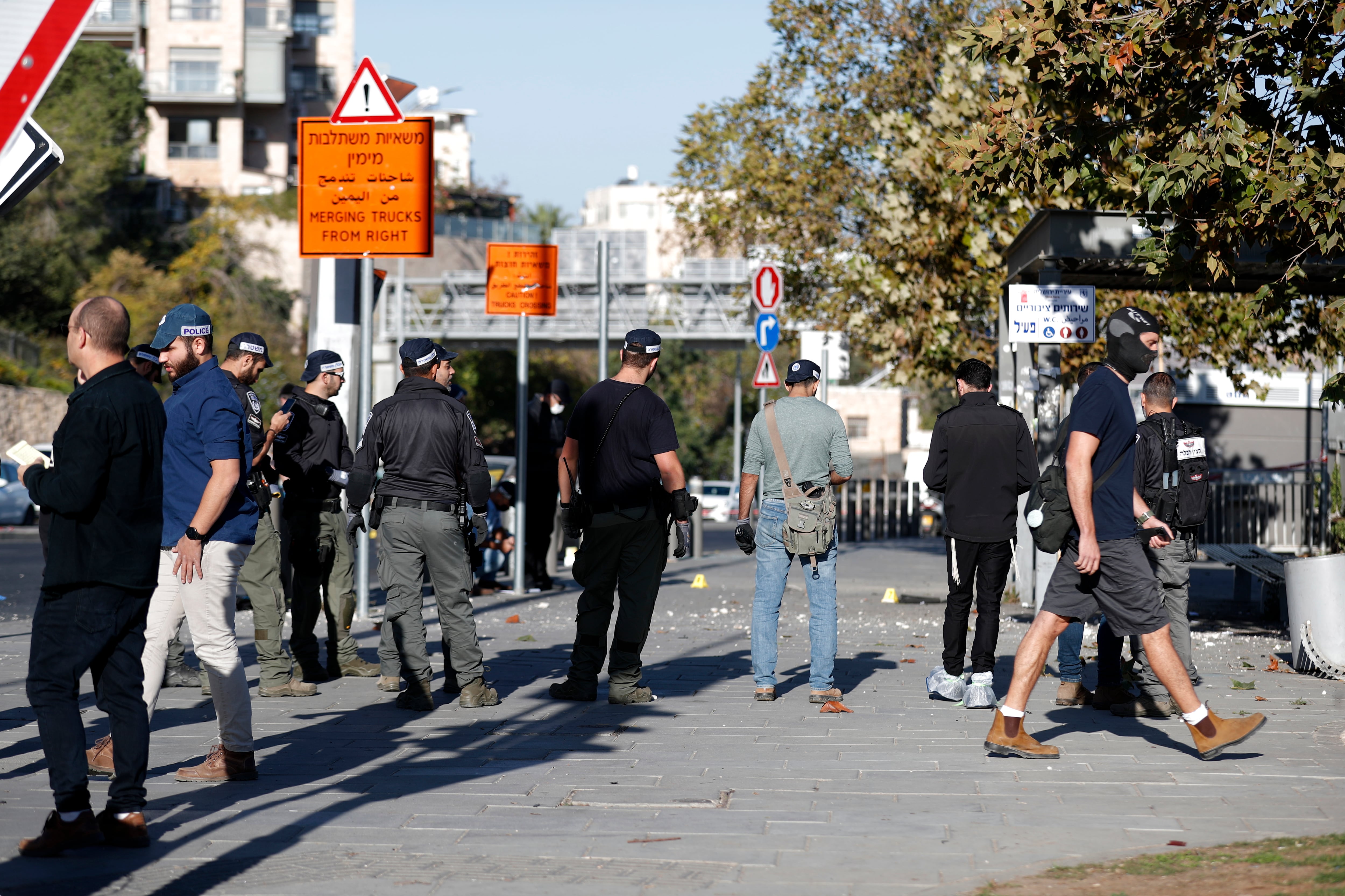 Jerusalem (Israel), 23/11/2022.- Israeli security forces stand at site of explosion at a bus stop near entrance to Jerusalem, Israel, 23 November 2022. According to Israeli police, at least 12 people were injured in two explosions at two bus stops near entrances to Jerusalem. (Estados Unidos, Jerusalén) EFE/EPA/ATEF SAFADI
